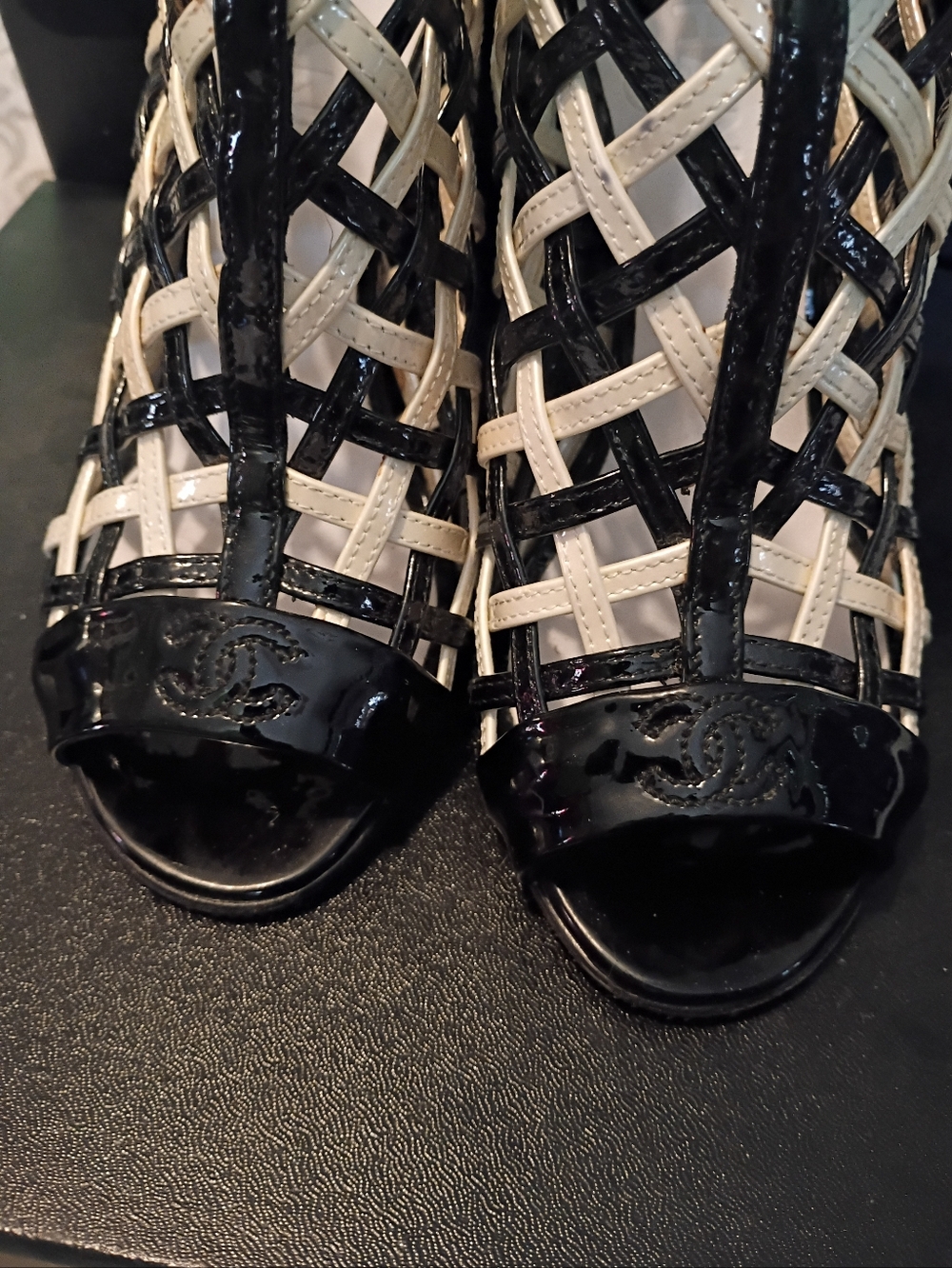 CHANEL Black and Cream Woven Patent Leather Ankle Booties Sz EUR 35 - Picture 4 of 6